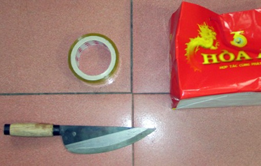 Vay bat ten cuop chem vo chong chu cua hang dien thoai hinh anh