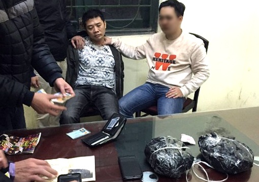 Nguoi dan ong di xe CRV cho hon 2 kg ma tuy hinh anh