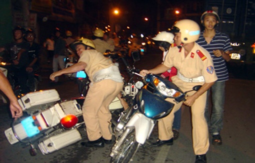 4 canh sat bi thuong khi truy duoi oto cho thuoc la lau hinh anh