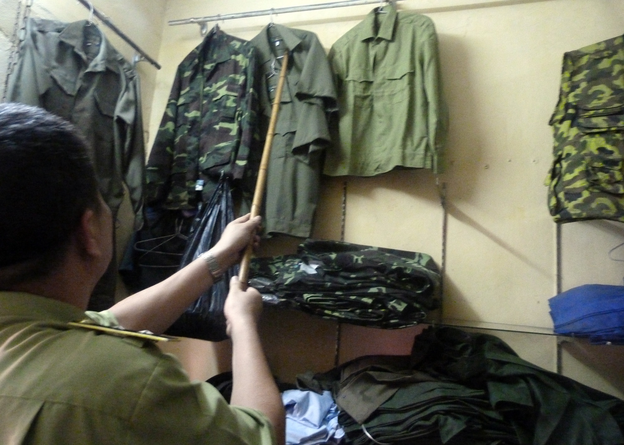 Kiem tra hang loat cua hang ban quan tu trang trai phep hinh anh