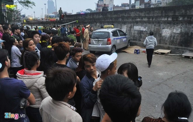 Taxi dam chet 2 ba chau o Ha Noi,  Taxi dien tong chet 2 nguoi anh 2