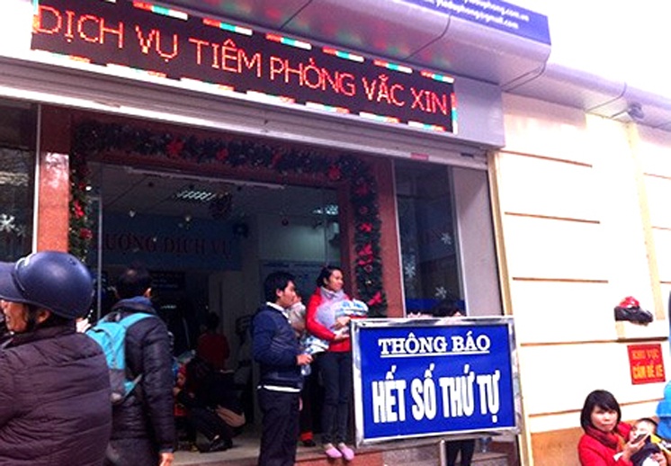 Nu quan nhan rom lua ban suat tiem vaccine 5 trong 1 hinh anh
