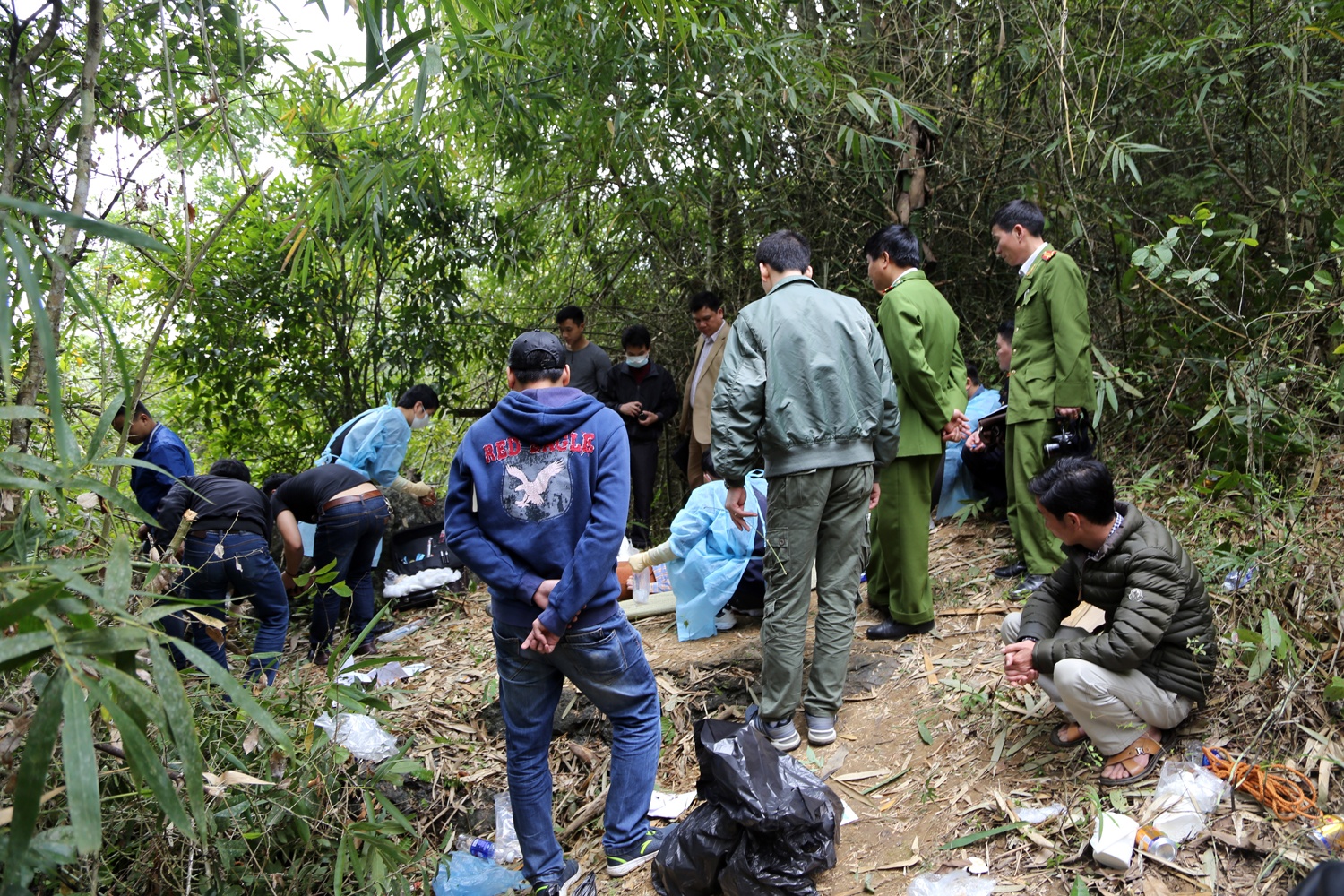 Bao vay hang da bat nghi pham giet vo tren doi vang hinh anh