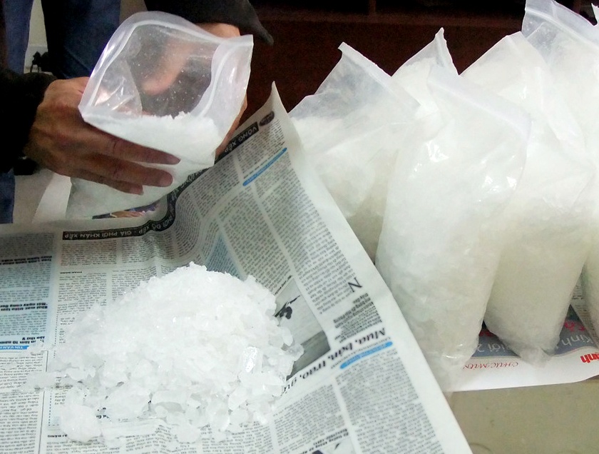 Thanh nien danh giay giau 7 kg ma tuy trong thung quyt hinh anh