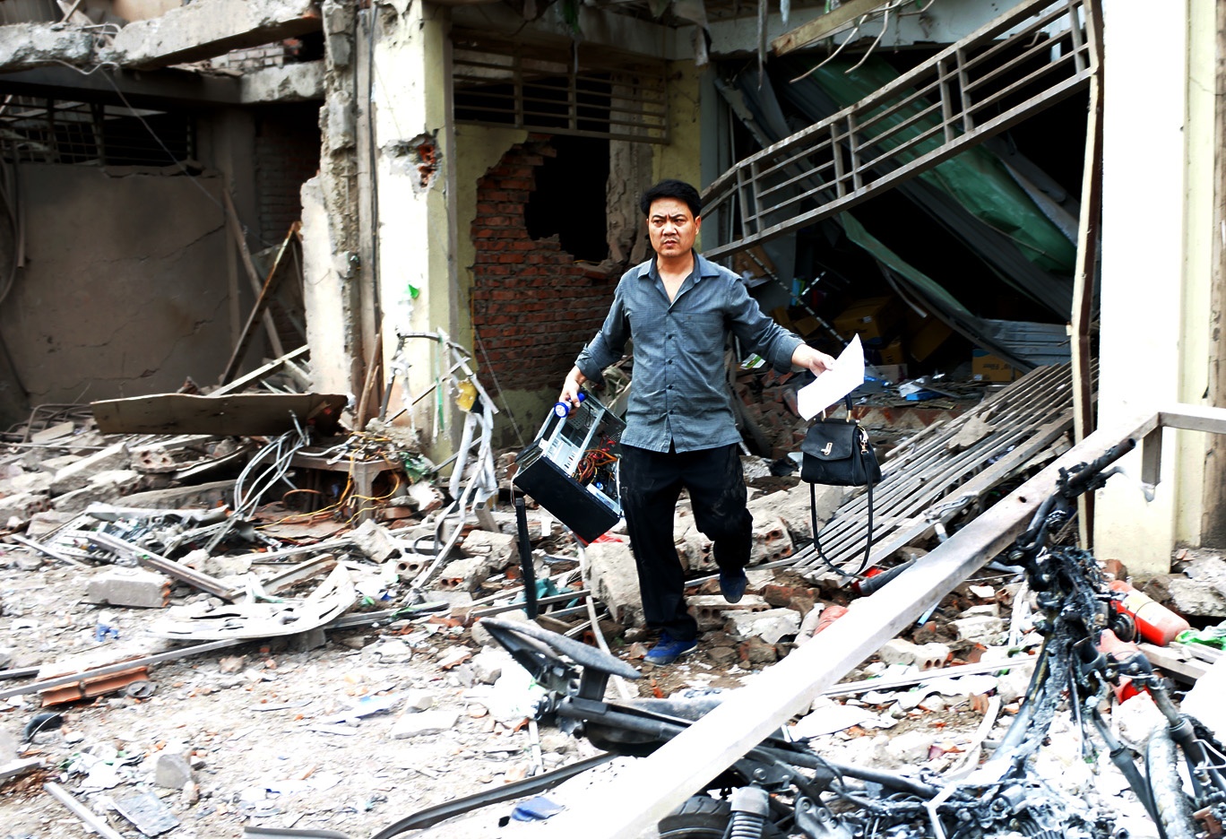 Canh hoang tan sau vu no lon o Ha Dong hinh anh