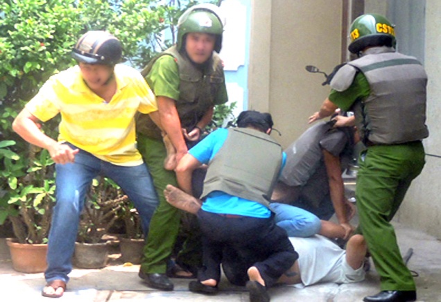 Can tay canh sat de giai cuu anh trai hinh anh