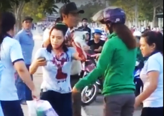 Thanh nien vung dao chem xoi xa vao nu cong nhan hinh anh