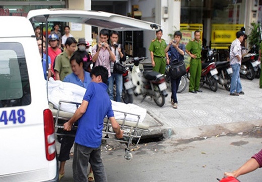 9X bi sat hai trong luc di hat karaoke hinh anh