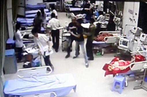 Benh nhan bi dam dong truy sat trong phong cap cuu hinh anh