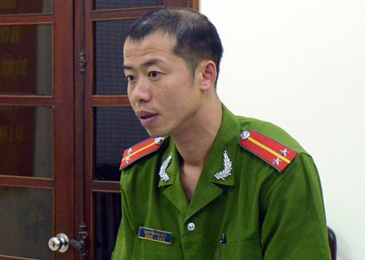 toàn cảnh vụ cảnh sát nhổ nước bọt ảnh 1 toan canh vu canh sat nho nuoc bot anh 1
