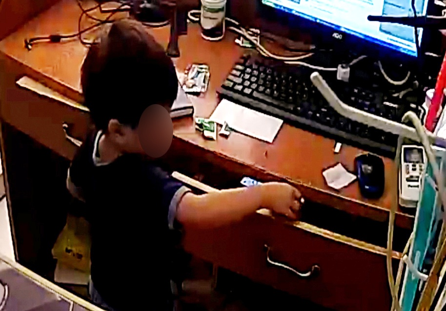 Be trai trom dien thoai theo am hieu cua chi hinh anh