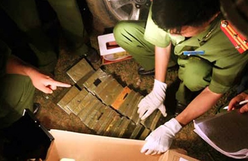 Hai anh em cam dau duong day buon 799 banh heroin hinh anh