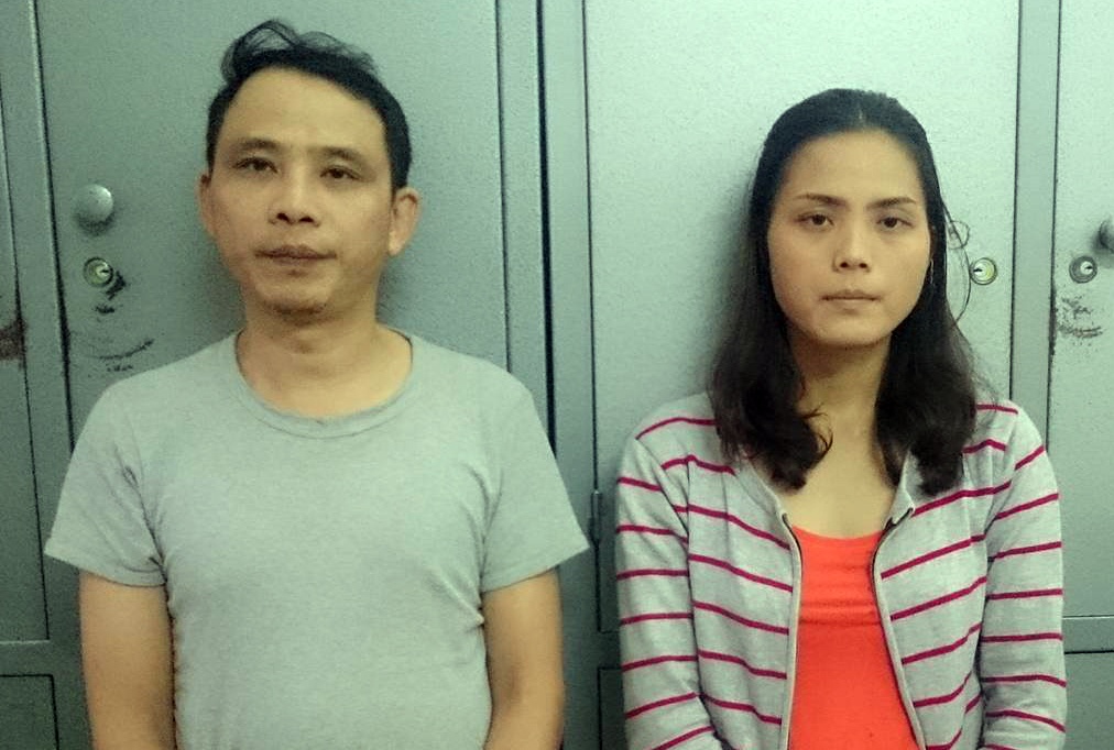 Cap vo chong chuyen mua guong oto cua nhom trom hinh anh
