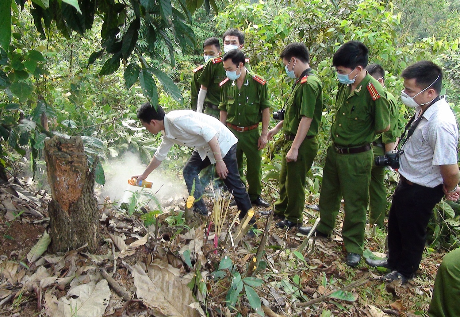 Thi the nguoi phu nu bi troi tay tren doi vang hinh anh