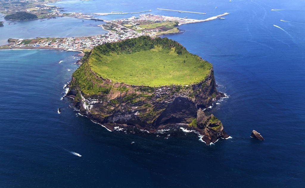 Khoi to 3 nguoi to chuc cho khach du lich tron lai dao Jeju hinh anh