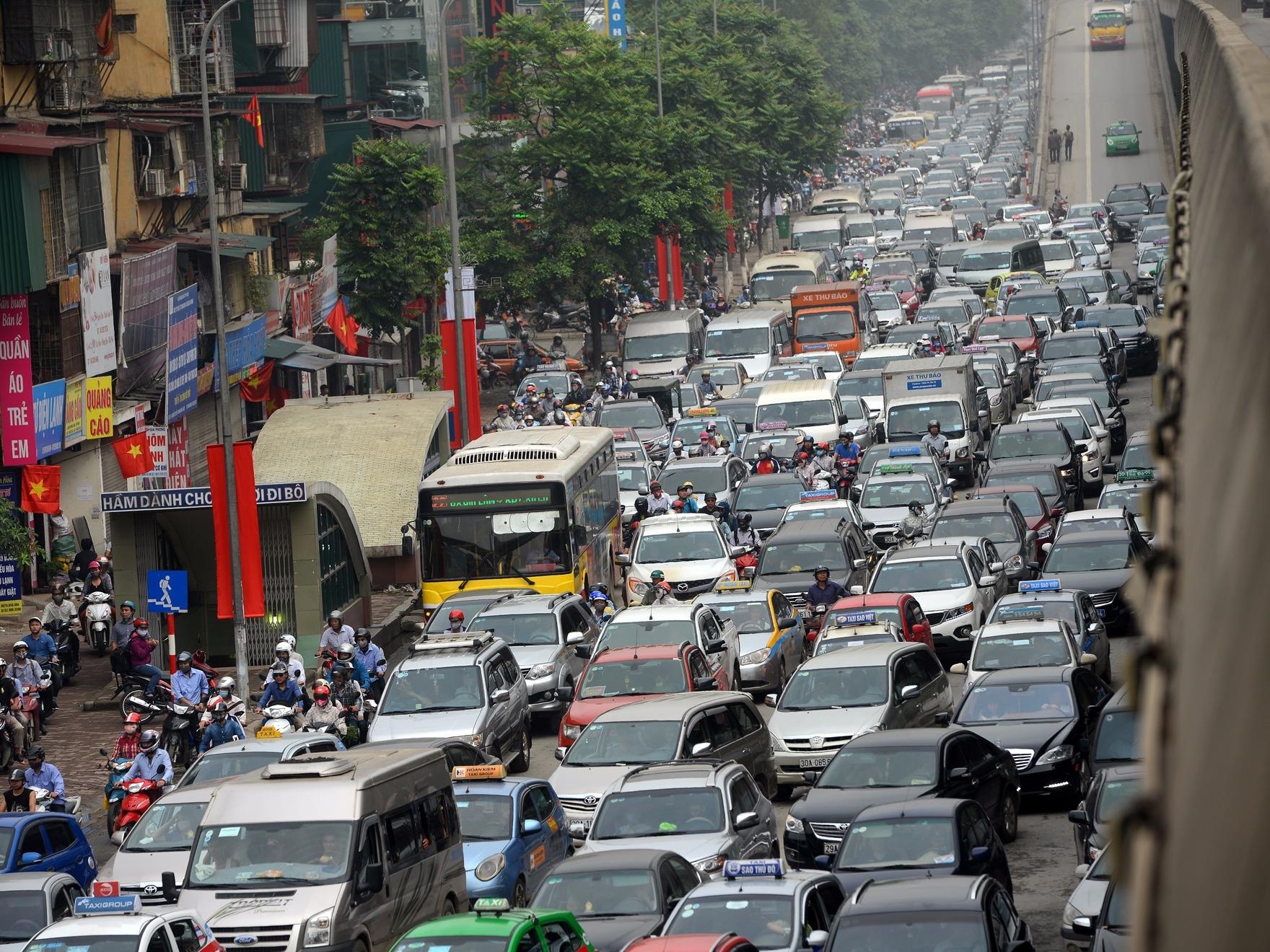 Cua ngo phia Nam Ha Noi un tac nghiem trong sang 30/4 hinh anh