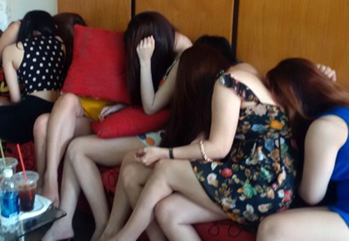 9 co gai ban dam ngay nghi le bi bat qua tang hinh anh