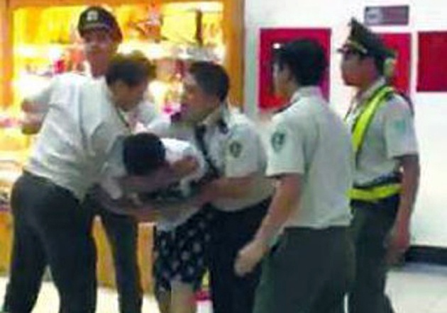 Tam dinh chi nhan vien an ninh danh khach Trung Quoc hinh anh