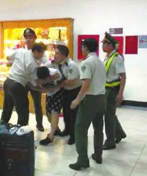 Đình chỉ nhân viên an ninh đánh khách Trung Quốc ảnh 1 Dinh chi nhan vien an ninh danh khach Trung Quoc anh 1