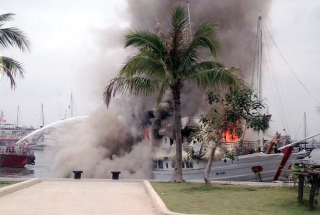 Hinh anh chay tau du lich o Ha Long anh 4