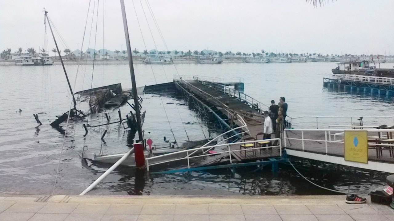 Hinh anh chay tau du lich o Ha Long anh 10