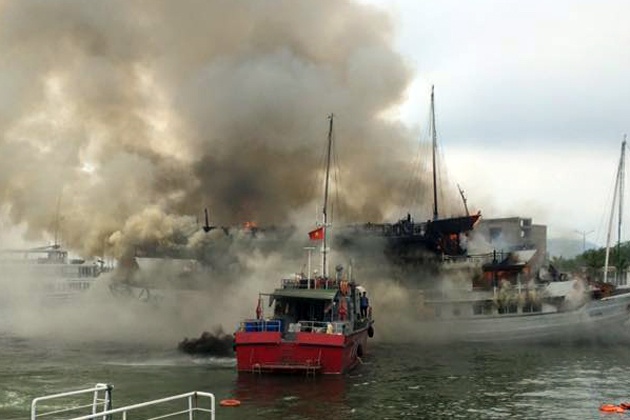 Hinh anh chay tau du lich o Ha Long anh 6