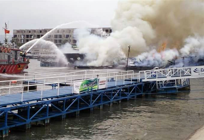 Hinh anh chay tau du lich o Ha Long anh 5