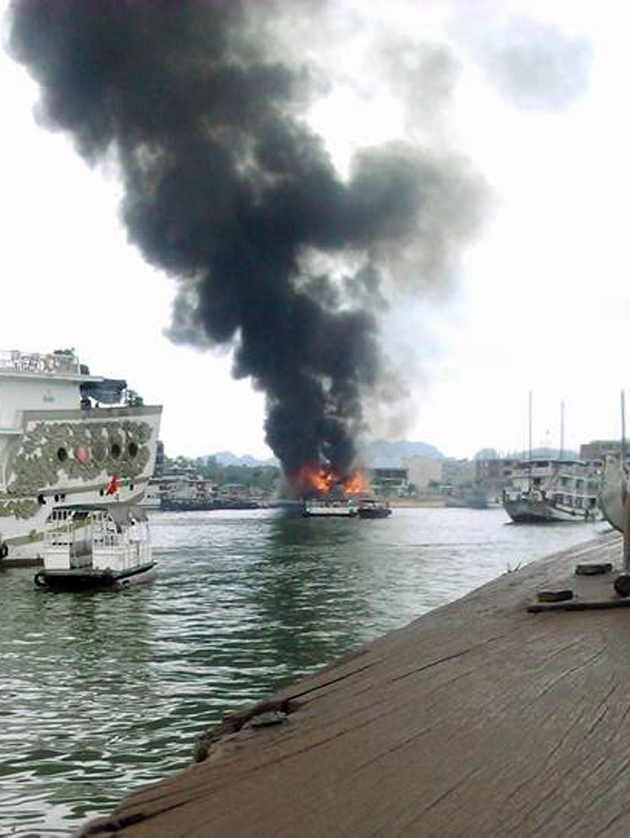 Hinh anh chay tau du lich o Ha Long anh 7