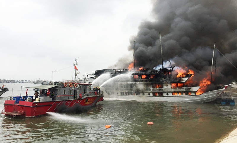 Hinh anh chay tau du lich o Ha Long anh 2