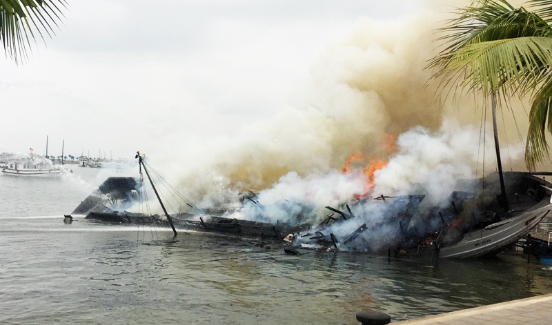 Hinh anh chay tau du lich o Ha Long anh 9