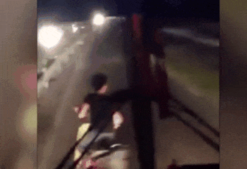 Thanh nien phong xe may tat dau oto suot 10 km tren quoc lo hinh anh