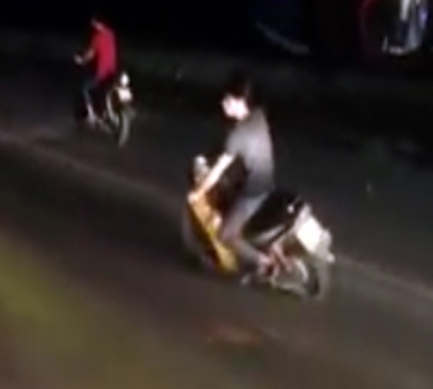 Clip thanh nien phong xe may tat dau oto hinh anh