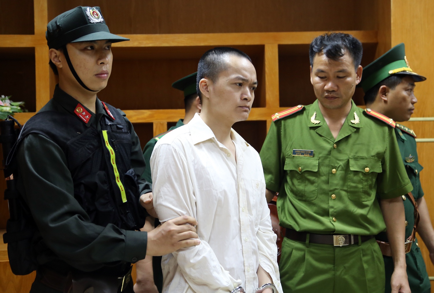 Ten cuop vuot nguc tron sang Trung Quoc gay an hinh anh