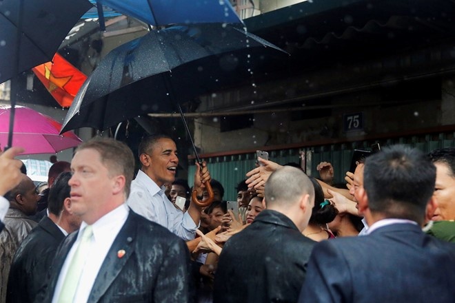 Tong thong Obama ghe quan tra da via he hinh anh