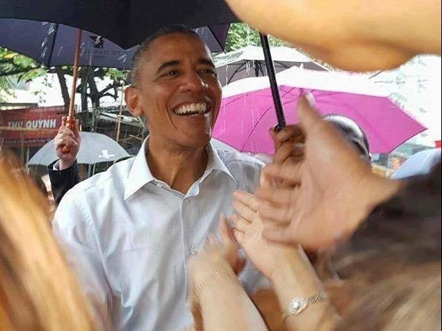 Ong Obama ghe quan tra da tren duong ra san bay hinh anh