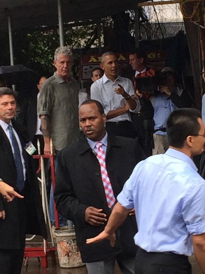 Ong Obama ghe quan tra da anh 2