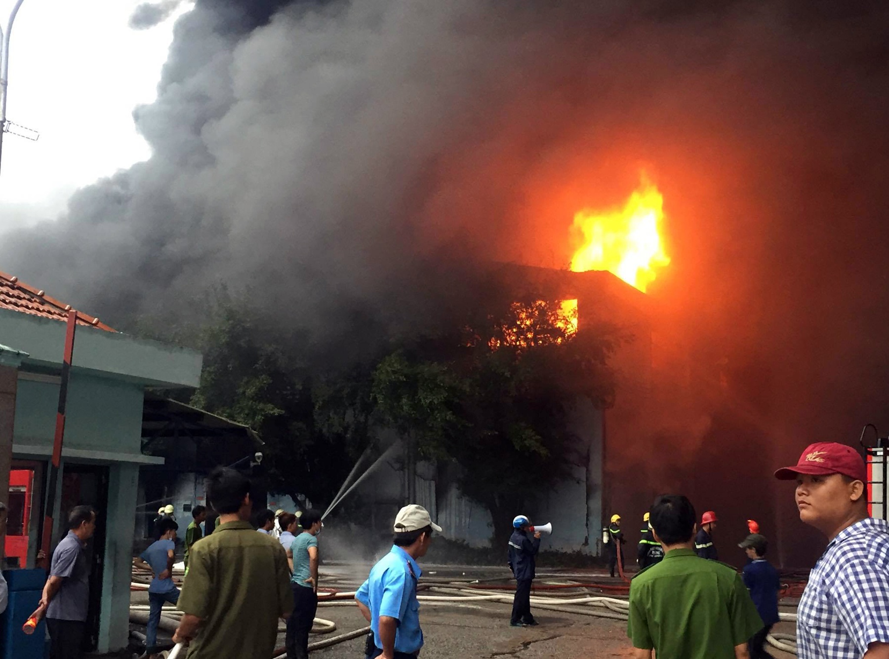Nhieu cong nhan bi ngat khoi khi chua chay o nem Van Thanh hinh anh