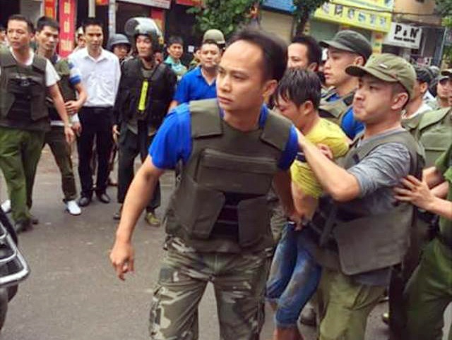 Bat nghi pham no sung ban pho cong an phuong hinh anh