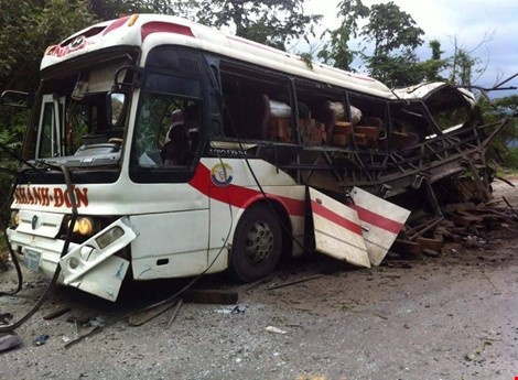 Hien truong vu no xe khach o Lao anh 6