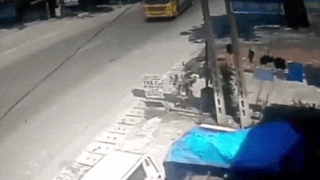 Xe tai no lop dam xe buyt lam 6 nguoi bi thuong hinh anh