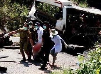 Phao phat no tren xe khach, 8 nguoi Viet tu vong hinh anh