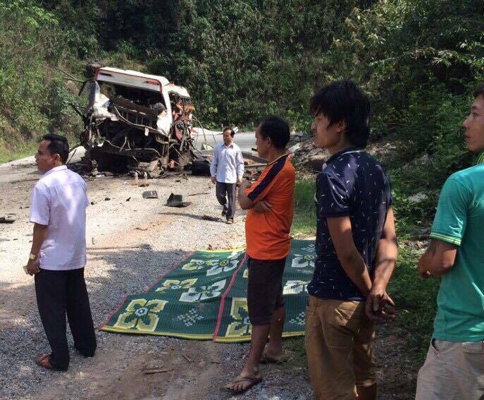 Hien truong vu no xe khach o Lao anh 3