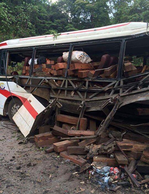 Hien truong vu no xe khach o Lao anh 5