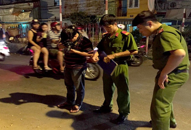 Nam thanh nien bi nhom di oto chem lia tay luc rang sang hinh anh