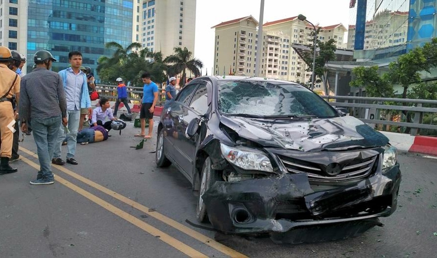 2 nguoi guc tren duong sau cu dam lien hoan cua xe Altis hinh anh