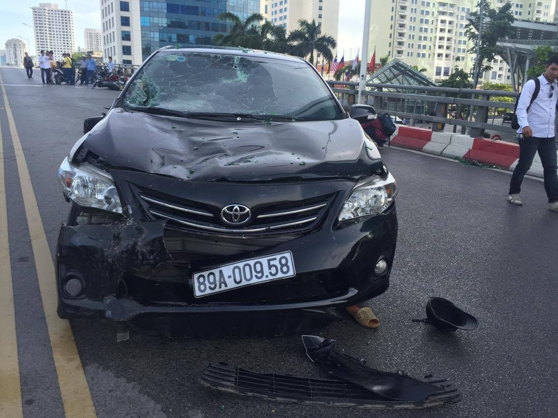 Ôtô đâm liên hoàn ảnh 1 Oto dam lien hoan anh 1