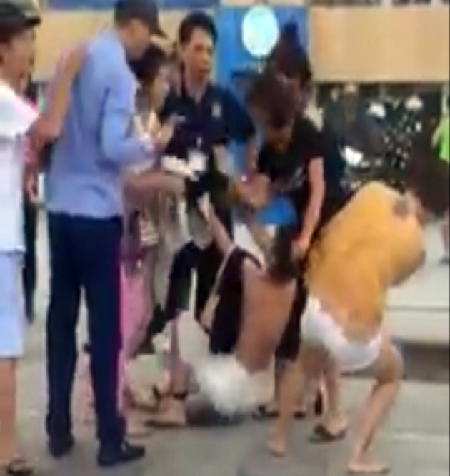 Co gai bi danh ghen o Big C hinh anh