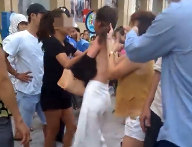 9X bi danh ghen giua pho anh 1