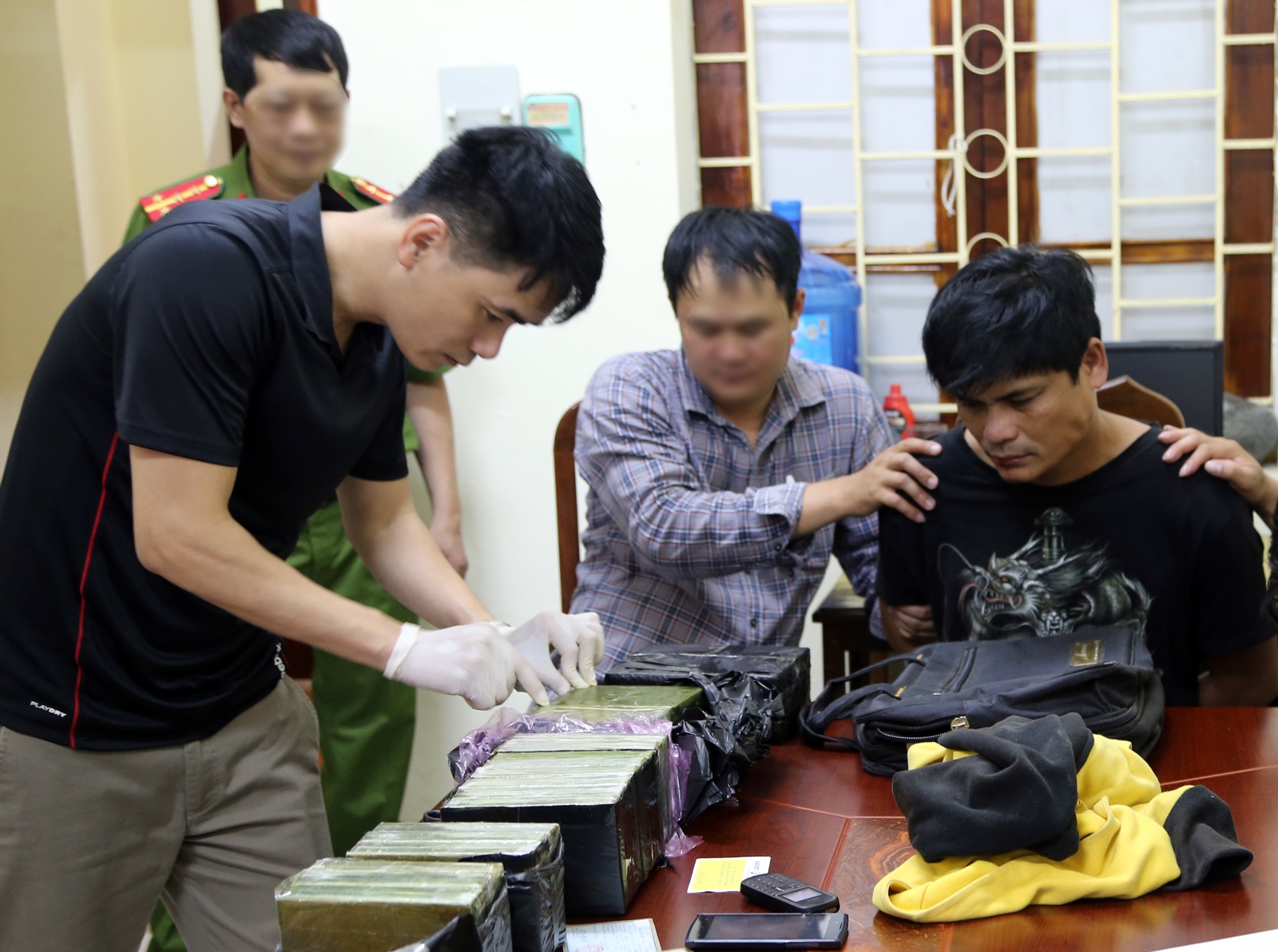 Thanh nien giau 30 banh heroin trong bao tai hinh anh