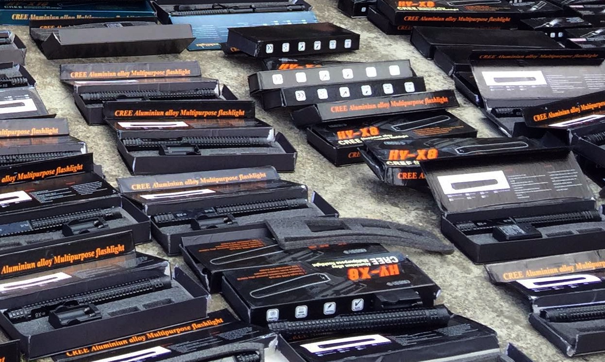 Lo dui cui dien tren chiec Mercedes gan cua khau hinh anh